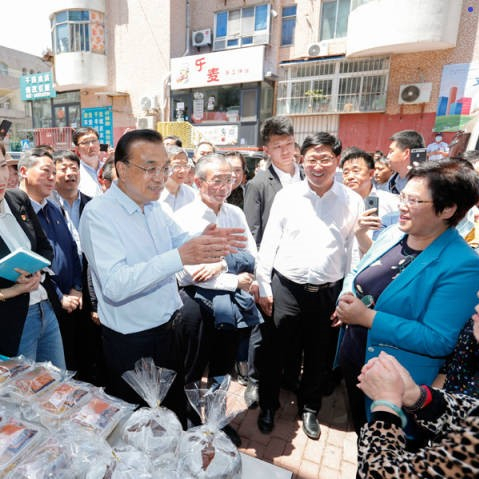 李克強稱贊地攤經濟、小店經濟：是人間的煙火，是中國的生機